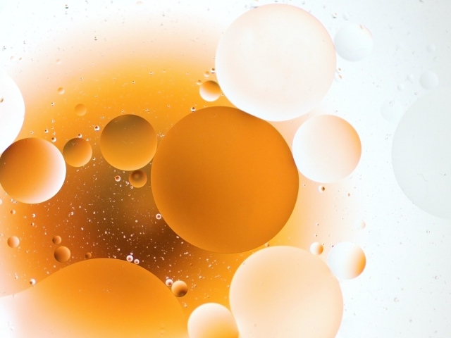 Белые и оранжевые шары в воде 3д графика