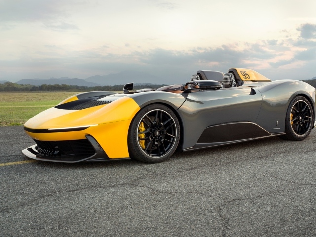 Гоночный автомобиль Pininfarina B95 Prototipo 2023 года на трассе