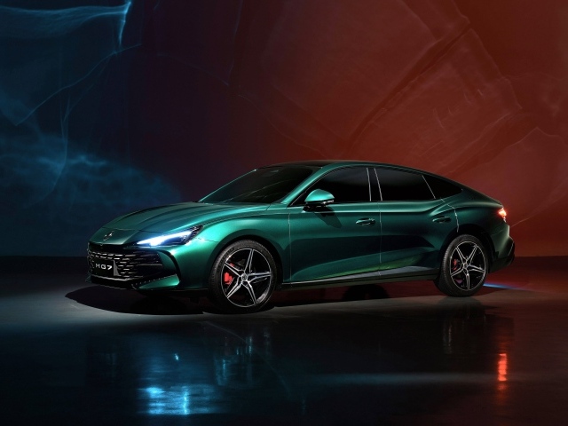 Большой зеленый автомобиль MG 7 Trophy