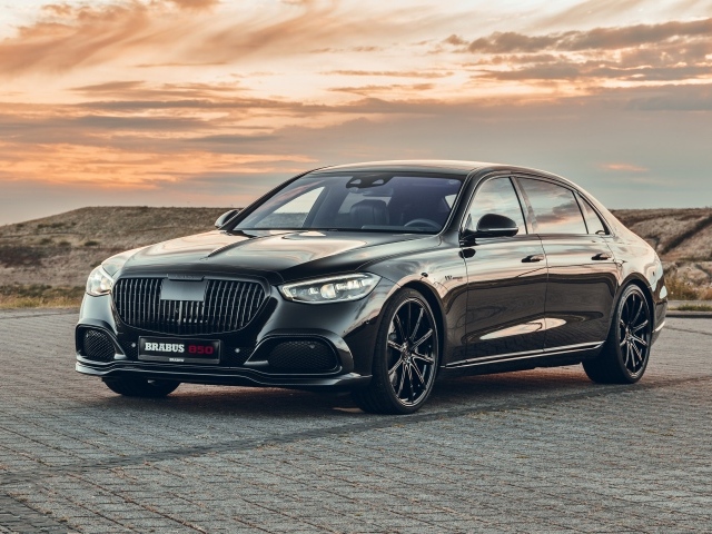 Автомобиль Brabus 850 2023 года на фоне заката