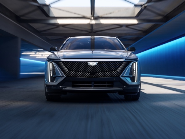 Автомобиль Cadillac Lyriq Tech 2023 вид спереди