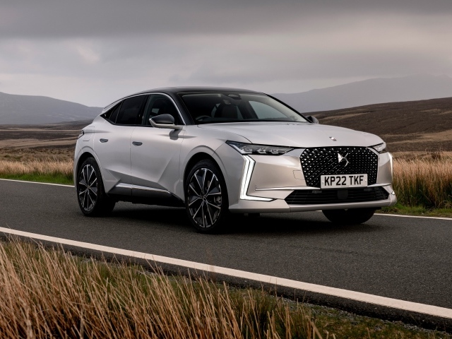 Автомобиль  DS 4 E-Tense Rivoli на дороге