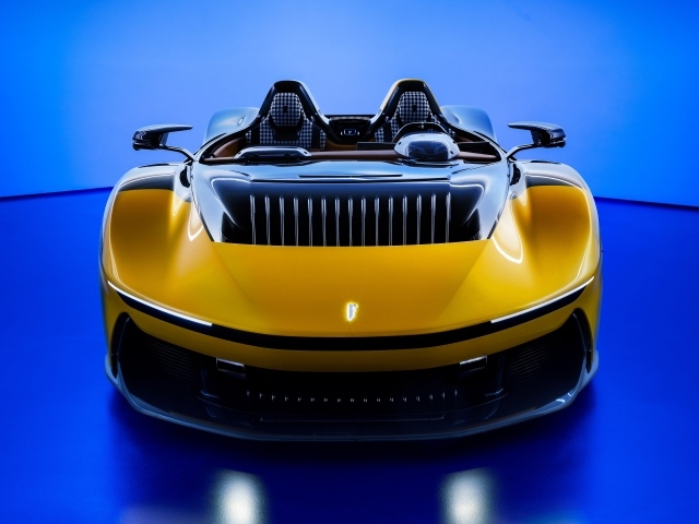 Новый автомобиль  Pininfarina B95 Prototipo 2023 года на синем фоне