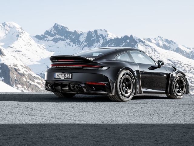 Вид сзади на автомобиль  Brabus 900 Rocket R