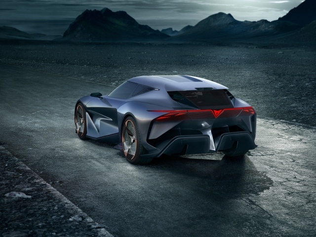 Вид сзади на автомобиль Cupra DarkRebel