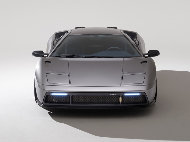 Серебристый автомобиль Eccentrica Restomod 2023 года
