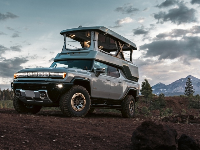 Серебристый внедорожник HUMMER EV EarthCruiser 2024 года