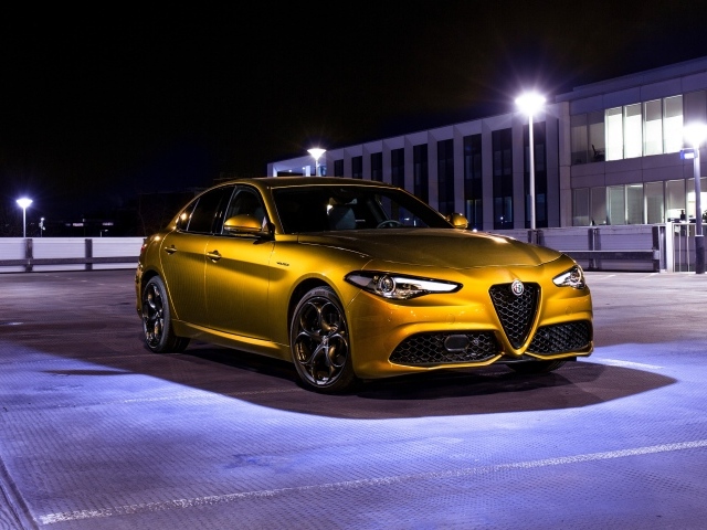 Золотистый автомобиль Alfa Romeo Giulia Veloce Q2