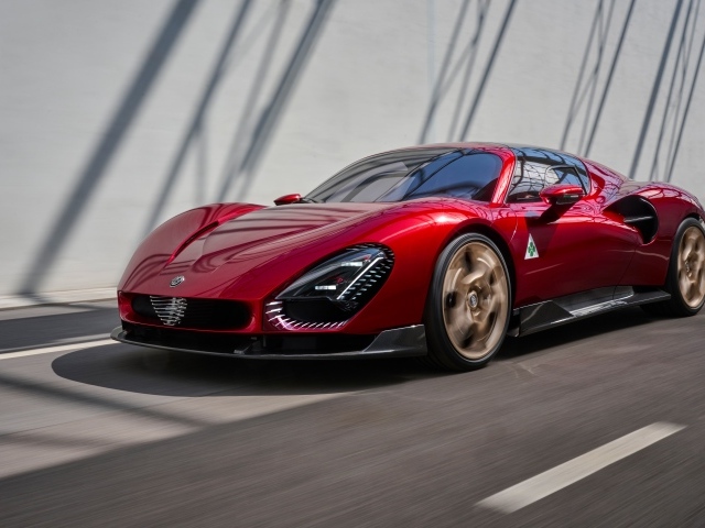 Красный  Alfa Romeo 33 Stradale 2024 года на фоне серой стены
