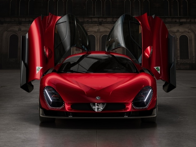 Красный быстрый автомобиль Alfa Romeo 33 Stradale 2024 года
