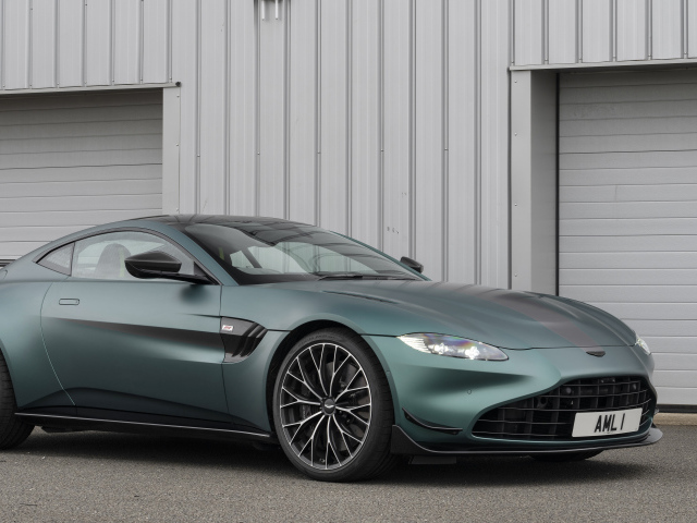 Красивый автомобиль Aston Martin Vantage F1 Edition 2023 года у серой стены