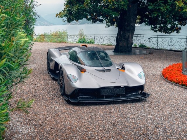 Быстрый автомобиль Aston Martin Valkyrie