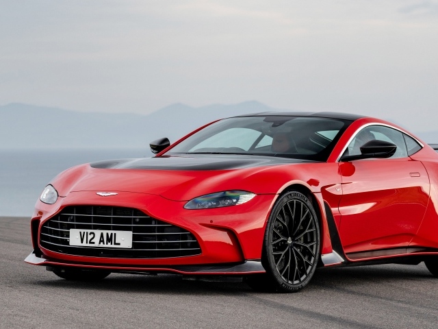 Красный спортивный автомобиль Aston Martin V12 Vantage