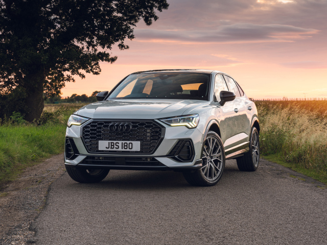 Автомобиль Audi Q3, 2021 года на дороге