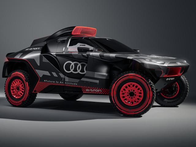 Внедорожник Audi RS Q E-Tron 2023 года на сером фоне