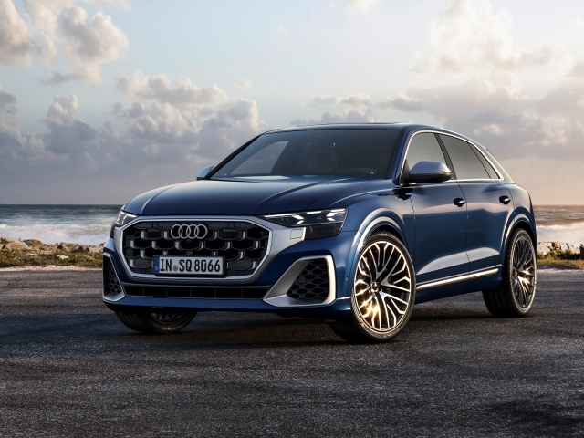 Автомобиль Audi SQ8 TFSI 2023 года на фоне неба