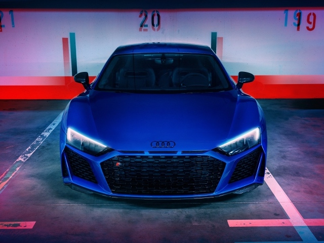 Автомобиль  Audi R8 вид спереди