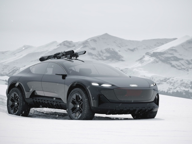 Черный Audi Activesphere на снегу