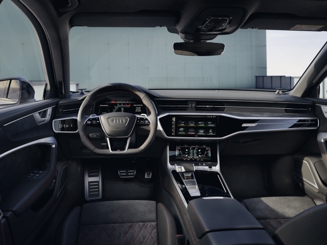 Черный кожаный салон автомобиля Audi S6 Sedan