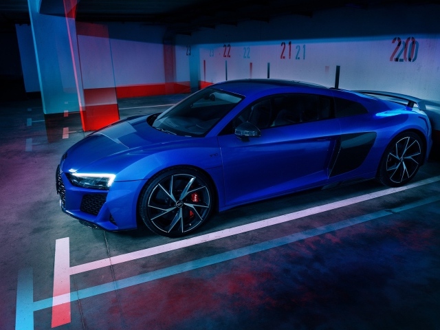 Синий  Audi R8 в гараже