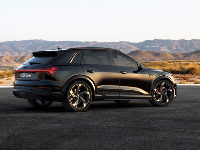 Автомобиль Audi SQ8 E-Tron Quattro  вид сзади