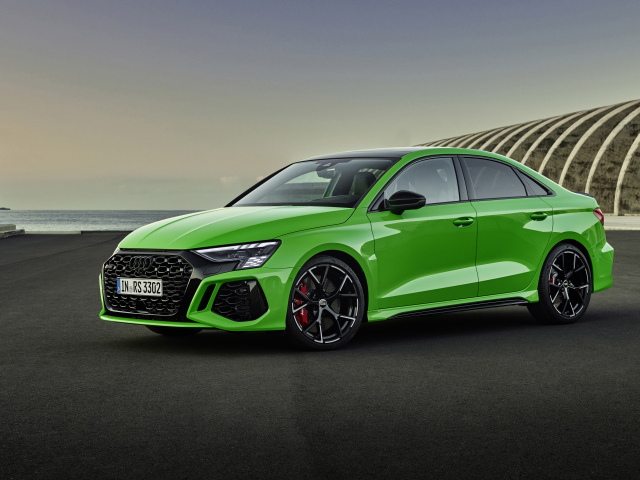 Зеленый автомобиль Audi RS 3 Sedan 2023 года