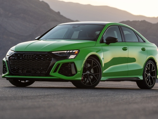 Зеленый автомобиль Audi RS 3 Sedan 2023 года вид спереди