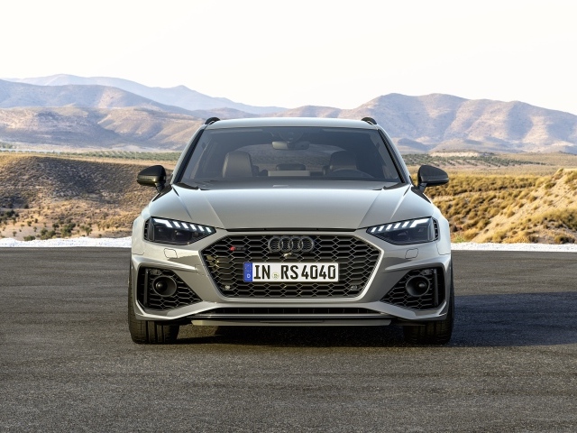 Серебристый автомобиль Audi RS 4 Avant Competition  на фоне гор