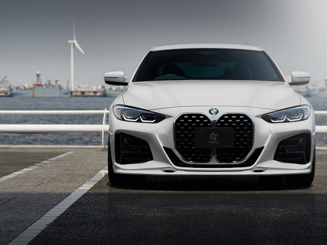 Белый автомобиль BMW 4 Series Coupé M Sport Package 2023 года