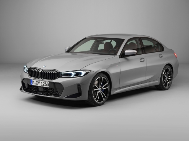 Автомобиль BMW 330i M Sport на сером фоне