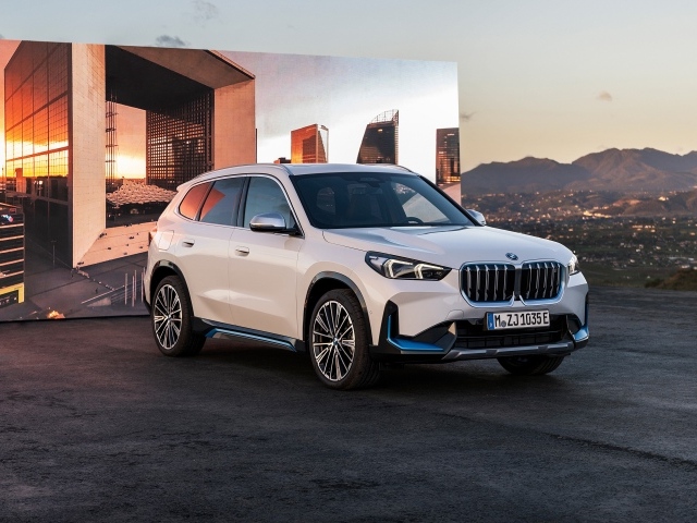 Автомобиль BMW IX1 XDrive30  вид спереди