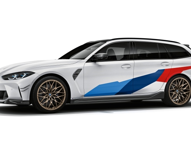 Автомобиль BMW M3 на белом фоне