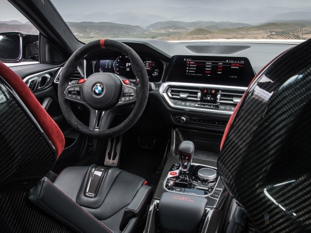 Кожаный салон автомобиля BMW M4 CSL