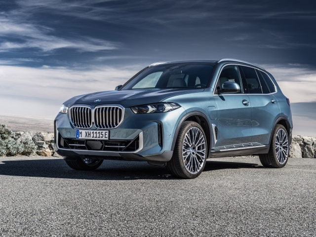 Автомобиль BMW X5 2023 на фоне грозового неба