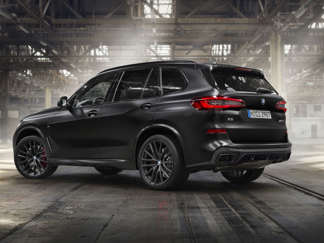 Большой автомобиль BMW X5 M50i, 2023 года вид сзади