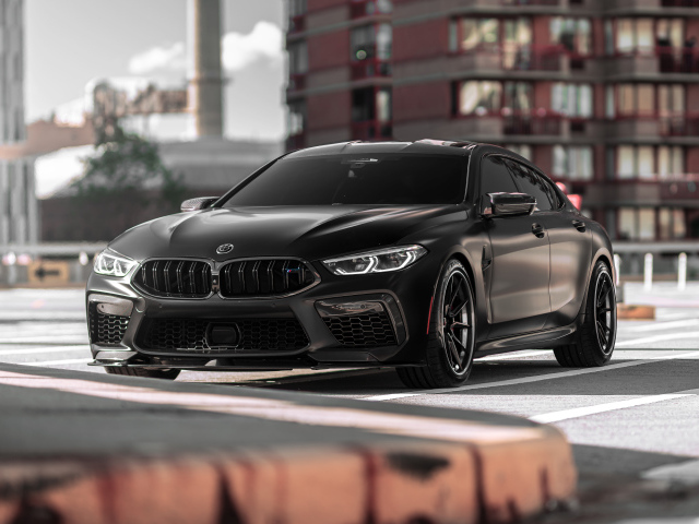 Черный BMW M8 вид спереди