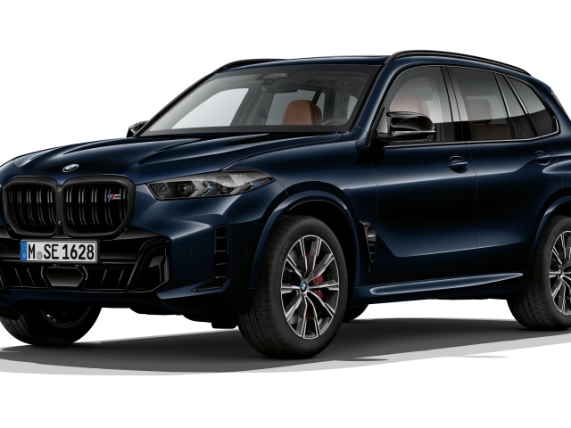 Черный автомобиль BMW X5 M60i Protection VR6 2023 года на белом фоне