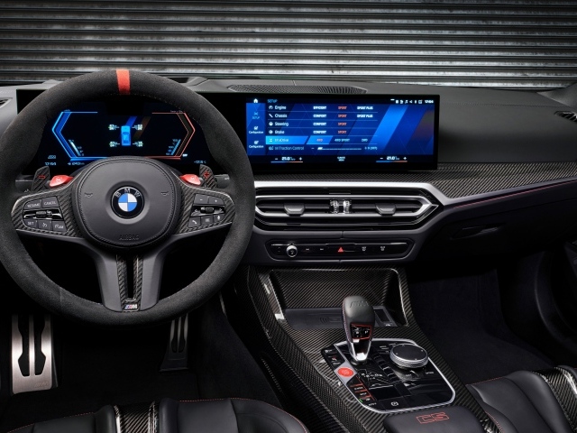 Черный салон автомобиля BMW M3 CS 2023 года