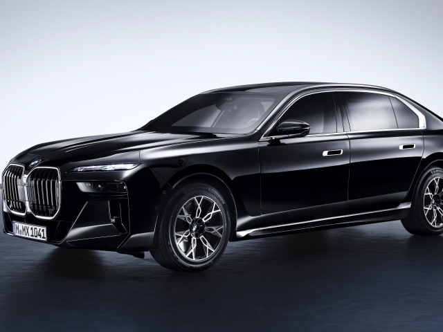 Черный стильный автомобиль BMW 760i XDrive Protection