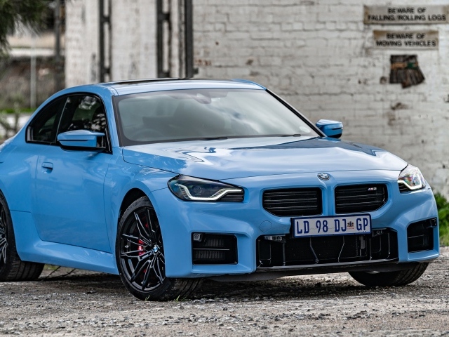 Голубой автомобиль BMW M2 AT 2023 года