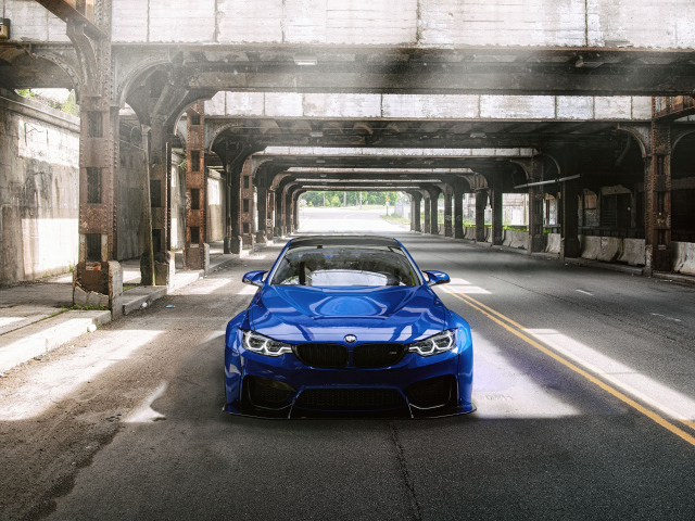 Синий автомобиль BMW M4 под мостом