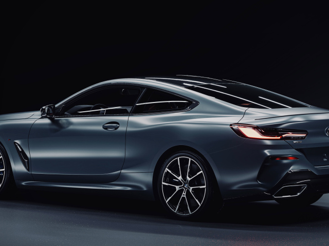 Дорогой серебристый автомобиль BMW M850i CGI  вид сзади