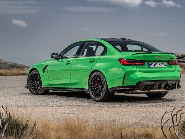Зеленый BMW M3 CS 2023 вид сзади