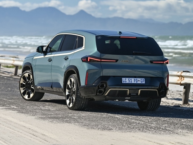 Вид сзади на внедорожник BMW XM