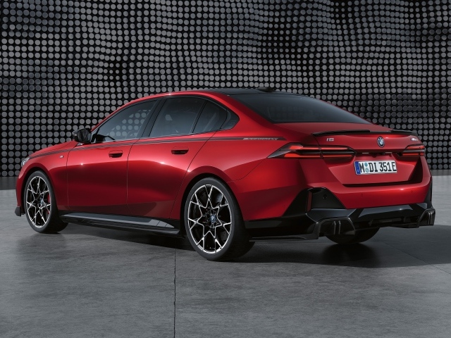 Вид сзади на красный автомобиль BMW I5 M60 XDrive M Performance Parts 2023 года