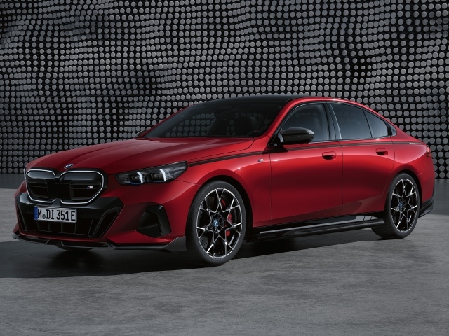 Красный автомобиль BMW I5 M60 XDrive M Performance Parts 2023 года