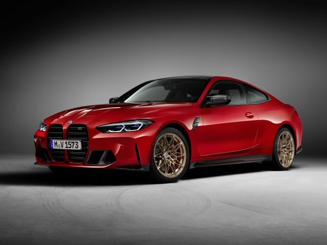 Красный автомобиль BMW M4 на сером фоне