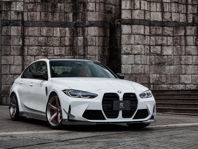 Белый автомобиль BMW M3 2022  года вид спереди