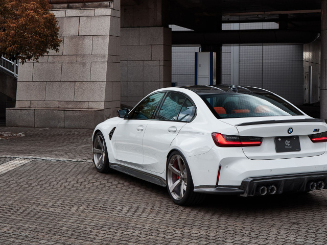 Белый автомобиль BMW M3 2022 вид сзади