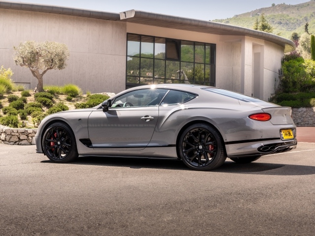 Автомобиль Bentley Continental GT S 2022 года вид сзади
